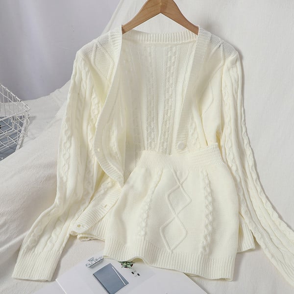 Нов модел дамски плетен комплект включващ жилетка и пола