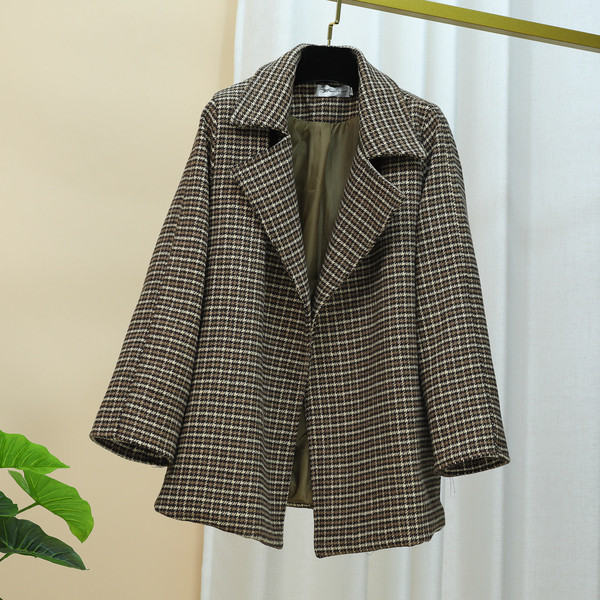 Карирано дамско палто с колан 