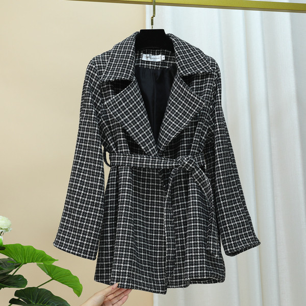 Карирано дамско палто с колан 