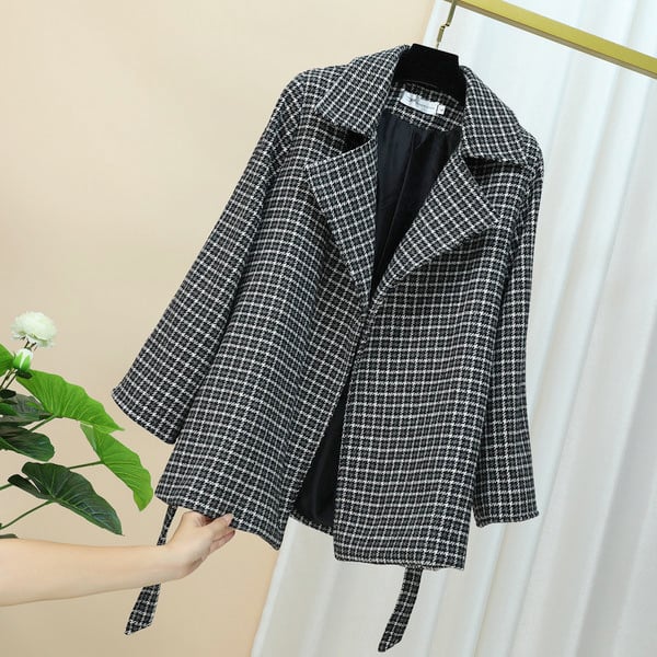 Карирано дамско палто с колан 