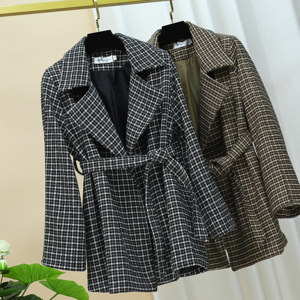 Карирано дамско палто с колан 