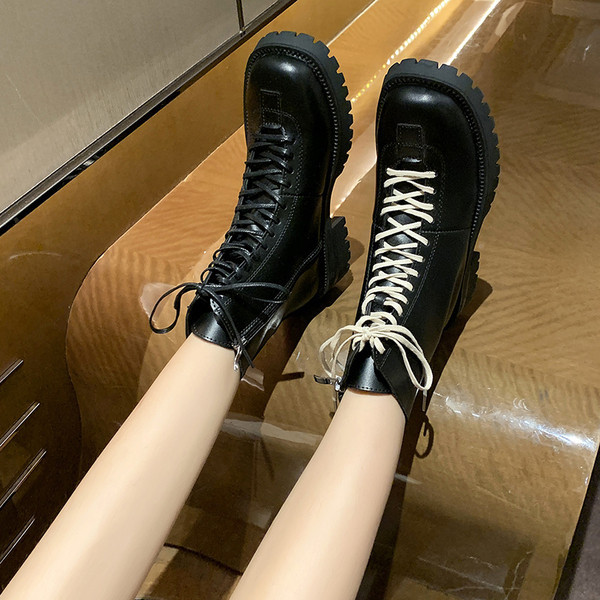 Дамски боти от еко кожа в черен цвят с груба подметка