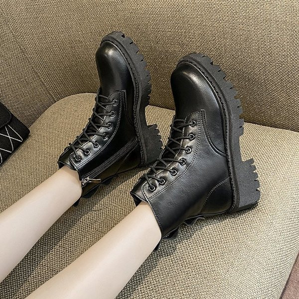 Нов модел дамски кожени боти с груба подметка в черен цвят