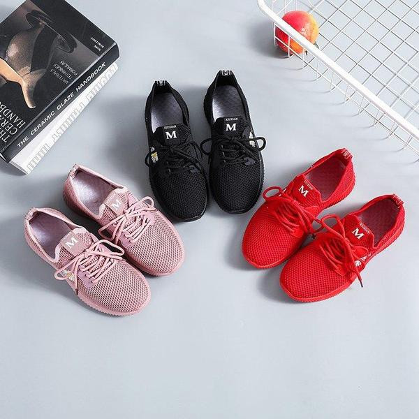 Дамски спортни маратонки с цветна бродерия 