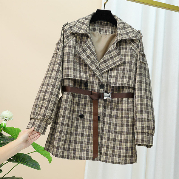 Карирано дамско палто с копчета и колан