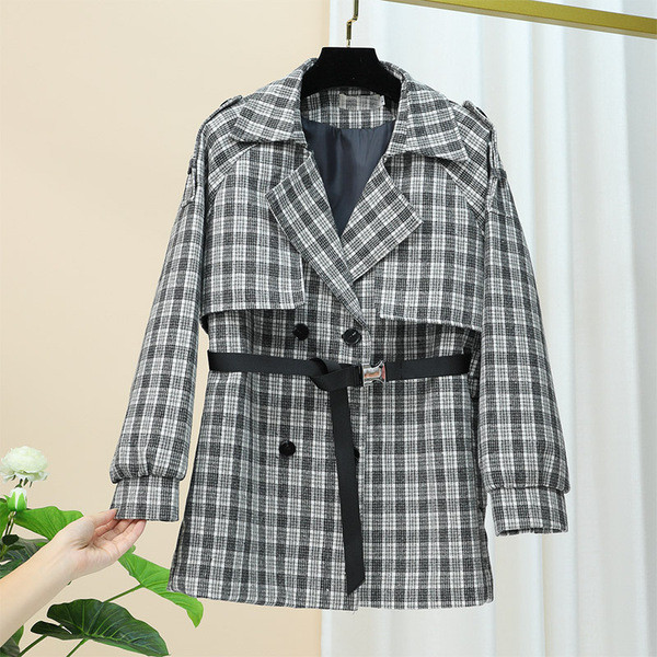 Карирано дамско палто с копчета и колан