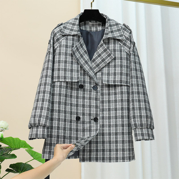 Карирано дамско палто с копчета и колан