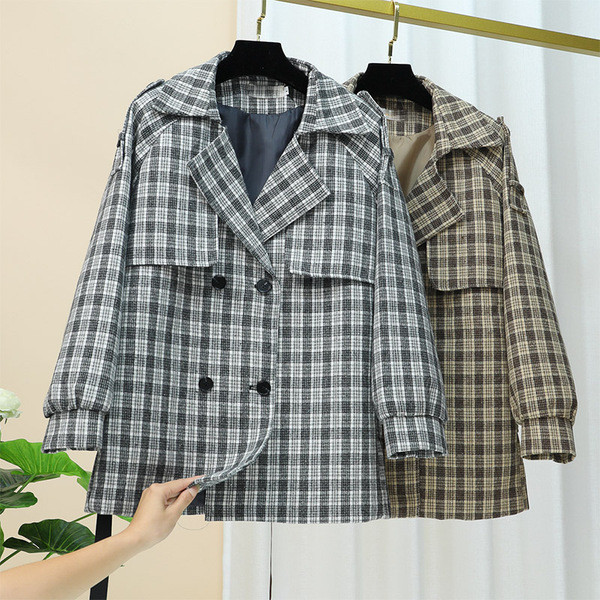 Карирано дамско палто с копчета и колан