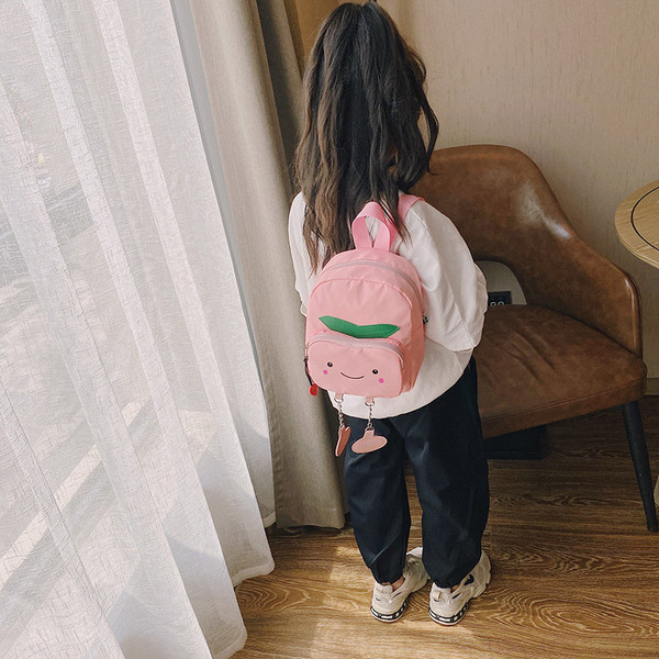 Детска раница с формата на различни плодове