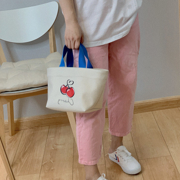 Малка текстилна чанта с апликация череша