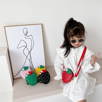 Μοντέρνα παιδική τσάντα για κορίτσια σε σχήμα φράουλας με μεταλλικά στοιχεία