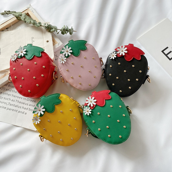 Модерна детска чанта за момичета във форма на ягода с метални елементи