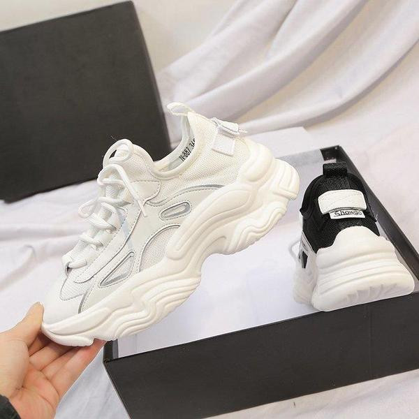 Модерни дамски бели маратонки с висока подметка 