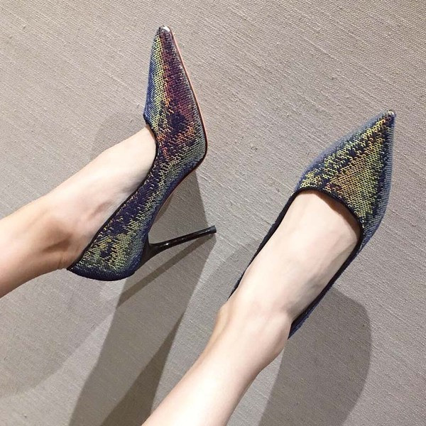 Uus kõrgete kontsade ja litritega naiste kingade mudel