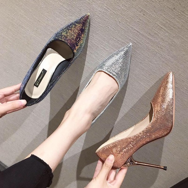 Uus kõrgete kontsade ja litritega naiste kingade mudel