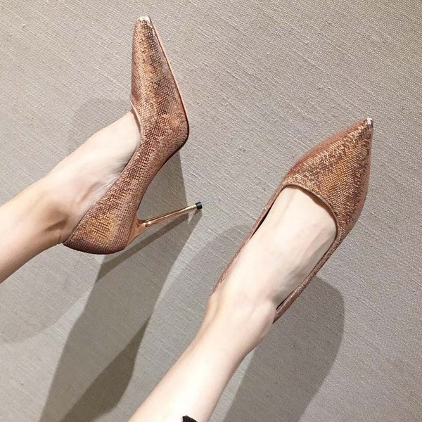 Uus kõrgete kontsade ja litritega naiste kingade mudel