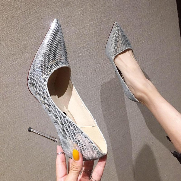 Uus kõrgete kontsade ja litritega naiste kingade mudel