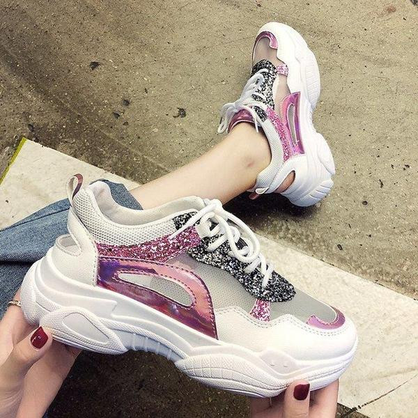 Naiste moodsad võrgusilma ja läikiva efektiga tossud