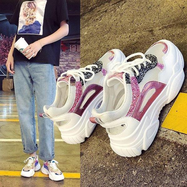 Naiste moodsad võrgusilma ja läikiva efektiga tossud