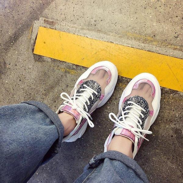 Naiste moodsad võrgusilma ja läikiva efektiga tossud