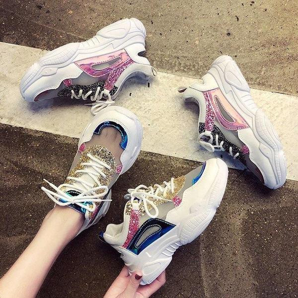 Naiste moodsad võrgusilma ja läikiva efektiga tossud