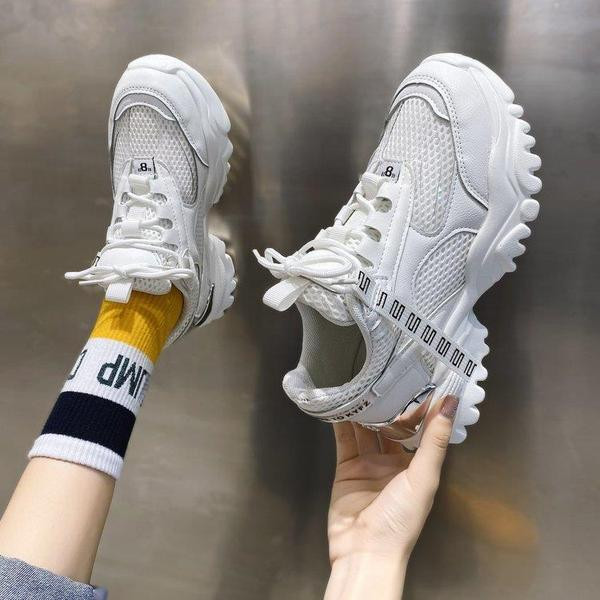 Дамски спортно-ежедневни маратонки в бял цвят 