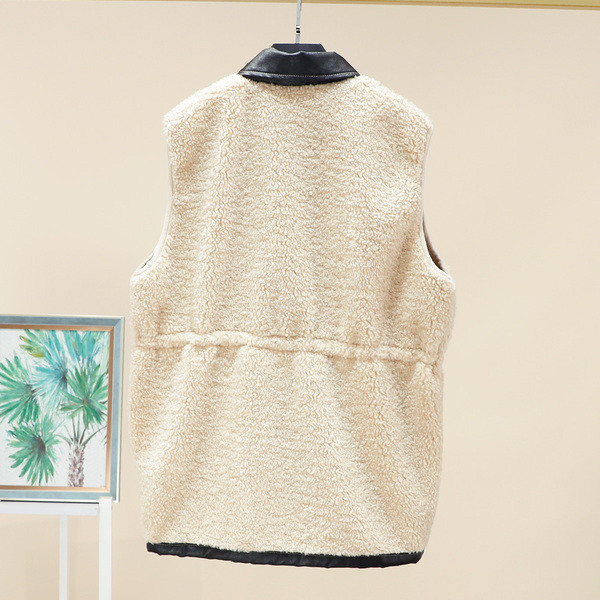 Moodne naiste sulevest taskute ja nööpidega