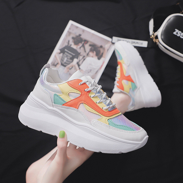 Uus kõrge talla ja paeltega vabaaja tossude mudel