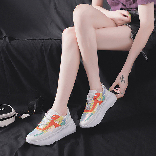 Uus kõrge talla ja paeltega vabaaja tossude mudel