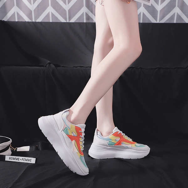 Uus kõrge talla ja paeltega vabaaja tossude mudel