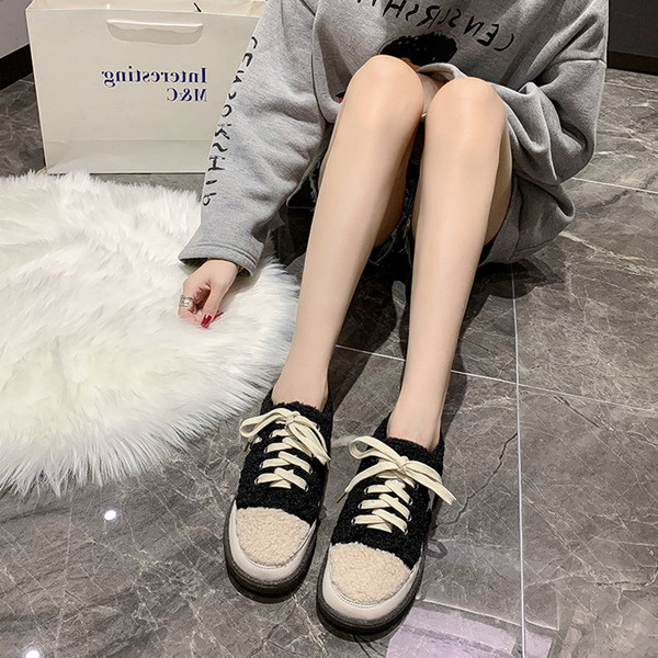 Naiste vabaaja tossud udusulgede ja paeltega