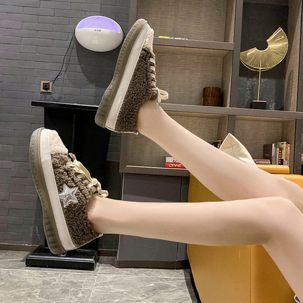 Naiste vabaaja tossud udusulgede ja paeltega