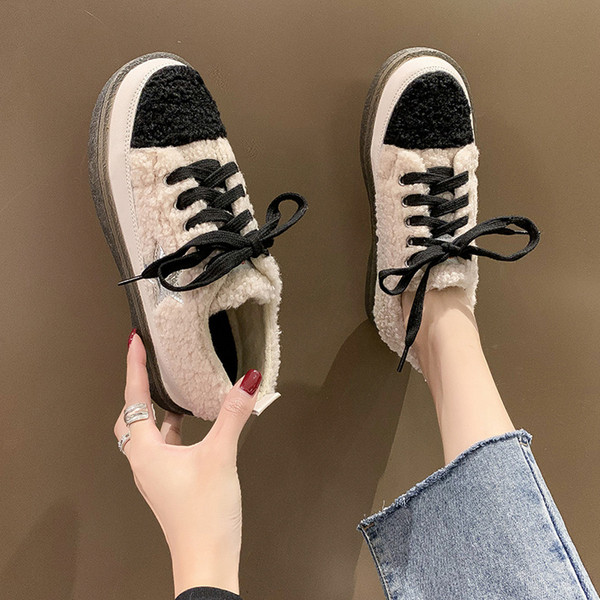 Naiste vabaaja tossud udusulgede ja paeltega