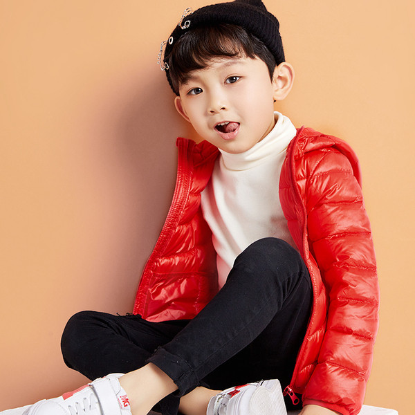 Lengva vaikiška striukė berniukams ir mergaitėms su gobtuvu