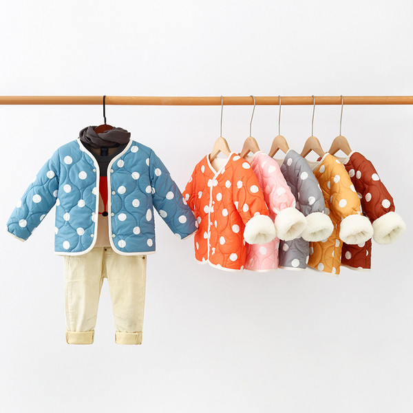 Ovaalse krae ja täppidega vabaaja laste jope, mis sobib tüdrukutele ja poistele