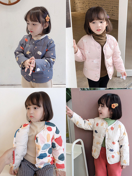 Dječja jakna s gumbima i uzorkom u boji pogodna za djevojčice