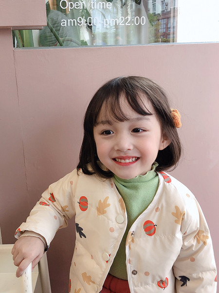 Dječja jakna s gumbima i uzorkom u boji pogodna za djevojčice