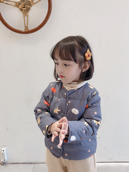 Dječja jakna s gumbima i uzorkom u boji pogodna za djevojčice