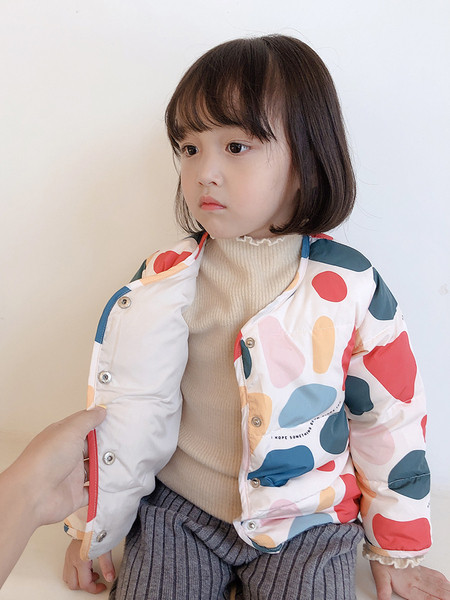 Dječja jakna s gumbima i uzorkom u boji pogodna za djevojčice