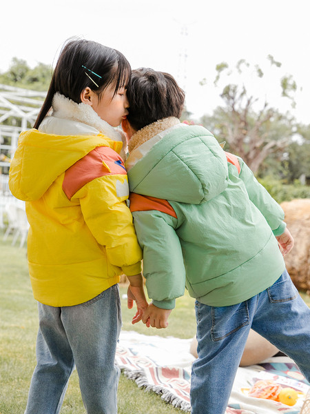 Moodne kapuutsiga ja taskutega laste jope poistele ja tüdrukutele