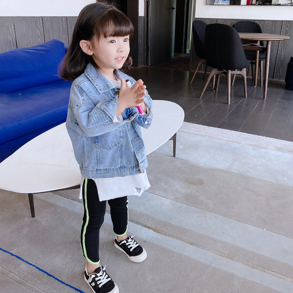 Tüdrukutele sobiv värvilise aplikatsiooni ja nööpidega laste teksajakk