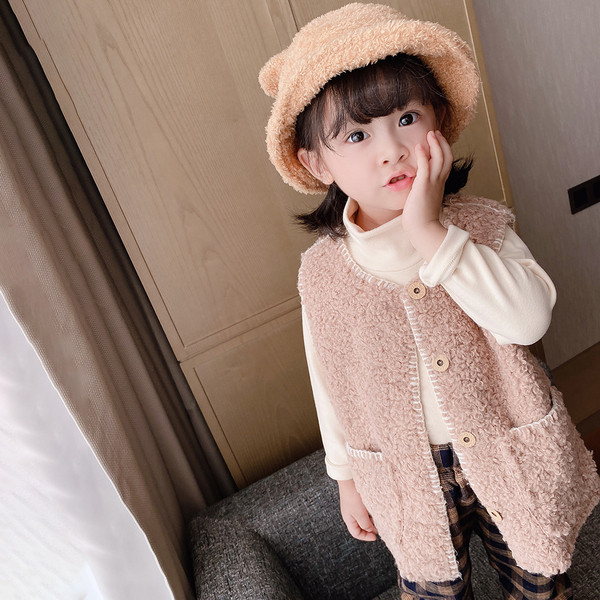 Пухен детски елек за момичета с копчета и джоб