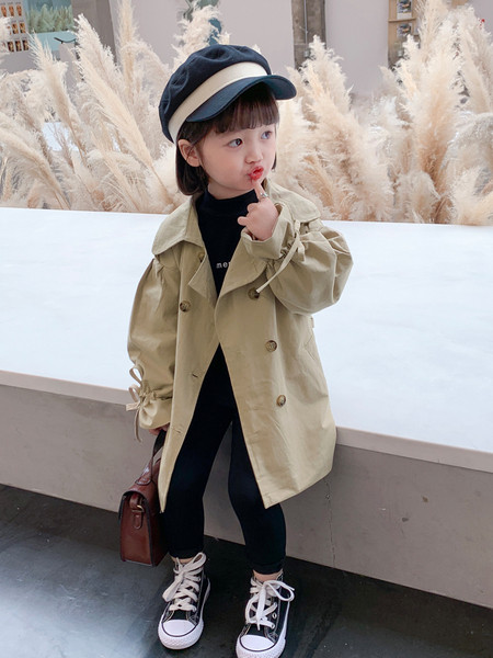 Stiilne pruunis värvitoonis nööpide ja vööga laste jope tüdrukutele