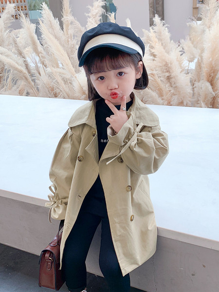 Stiilne pruunis värvitoonis nööpide ja vööga laste jope tüdrukutele