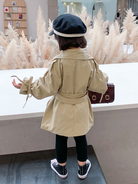 Stiilne pruunis värvitoonis nööpide ja vööga laste jope tüdrukutele