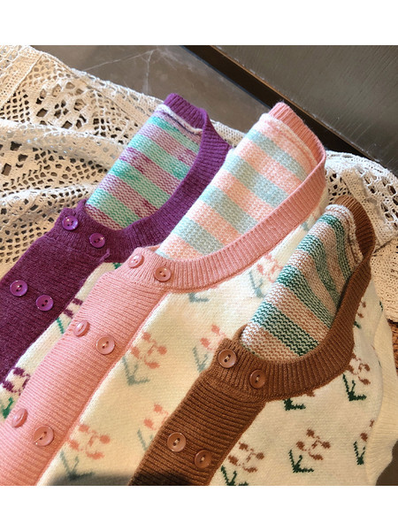 Nööpidega lastevest - õhuke kudumine