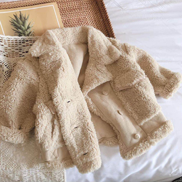 Kaherealise kinnituse ja taskutega laste sulemantel tüdrukutele