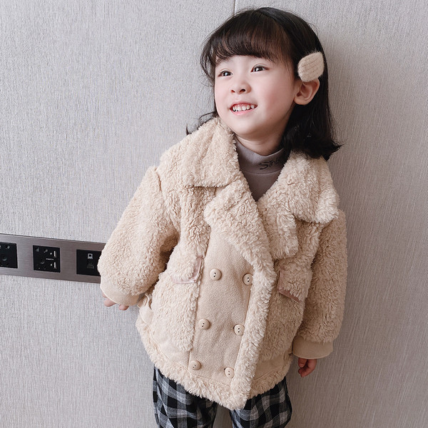 Kaherealise kinnituse ja taskutega laste sulemantel tüdrukutele