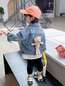 Uue mudeliga laste jope, mille seljas on sinist värvi kaisukaru