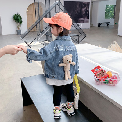 Uue mudeliga laste jope, mille seljas on sinist värvi kaisukaru